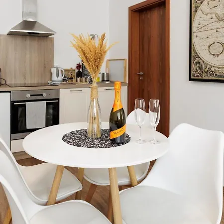 Diamond In Old Town With Free Parking Appartement Bratislava